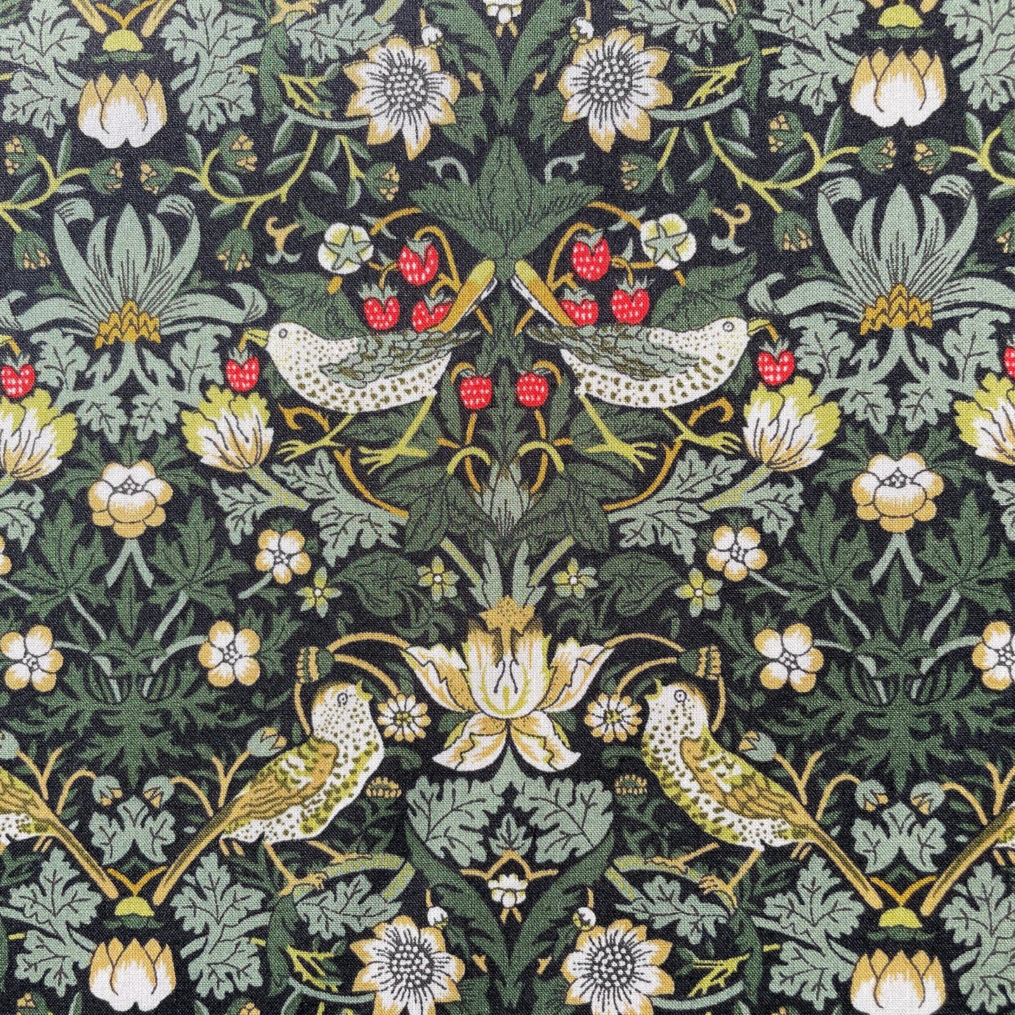 Liberty Fabrics Mansikkavaras N Tana nurmikon puuvilla