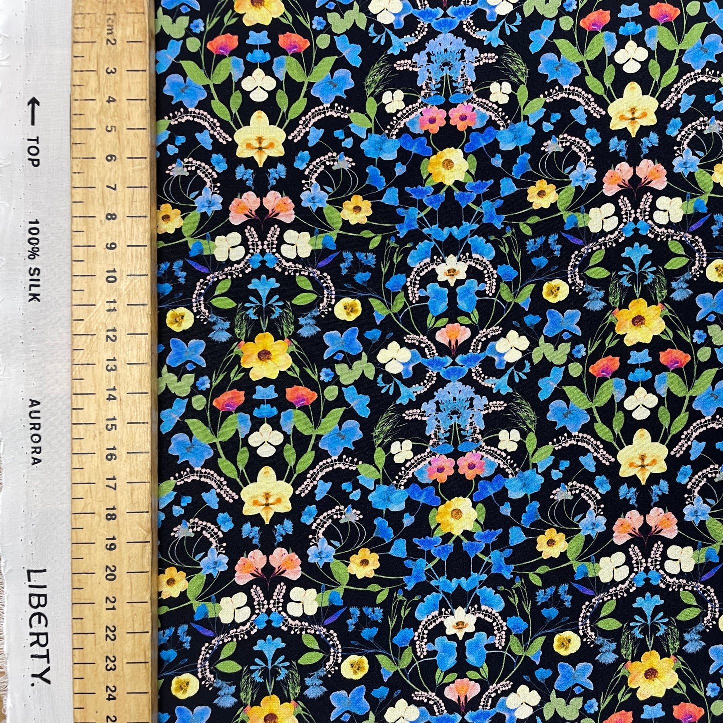 Liberty Fabrics シルククレープデシン オーロラC